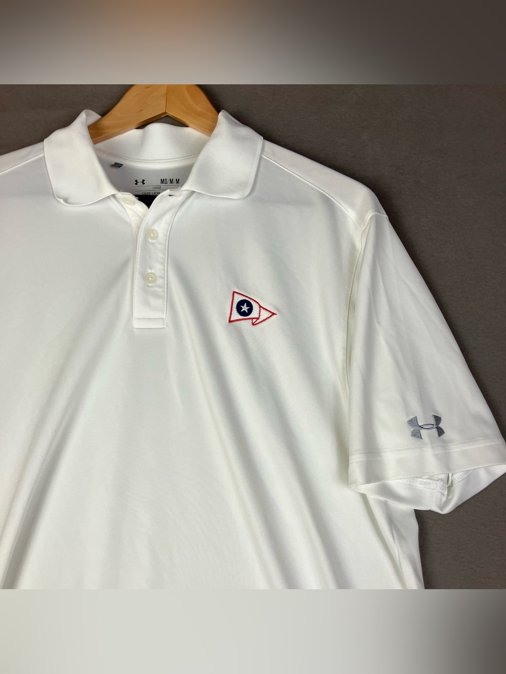 Under Armour Men’s Size M Short Sleeve Polo Shirt Loose Fit White Burgee Logo. I
